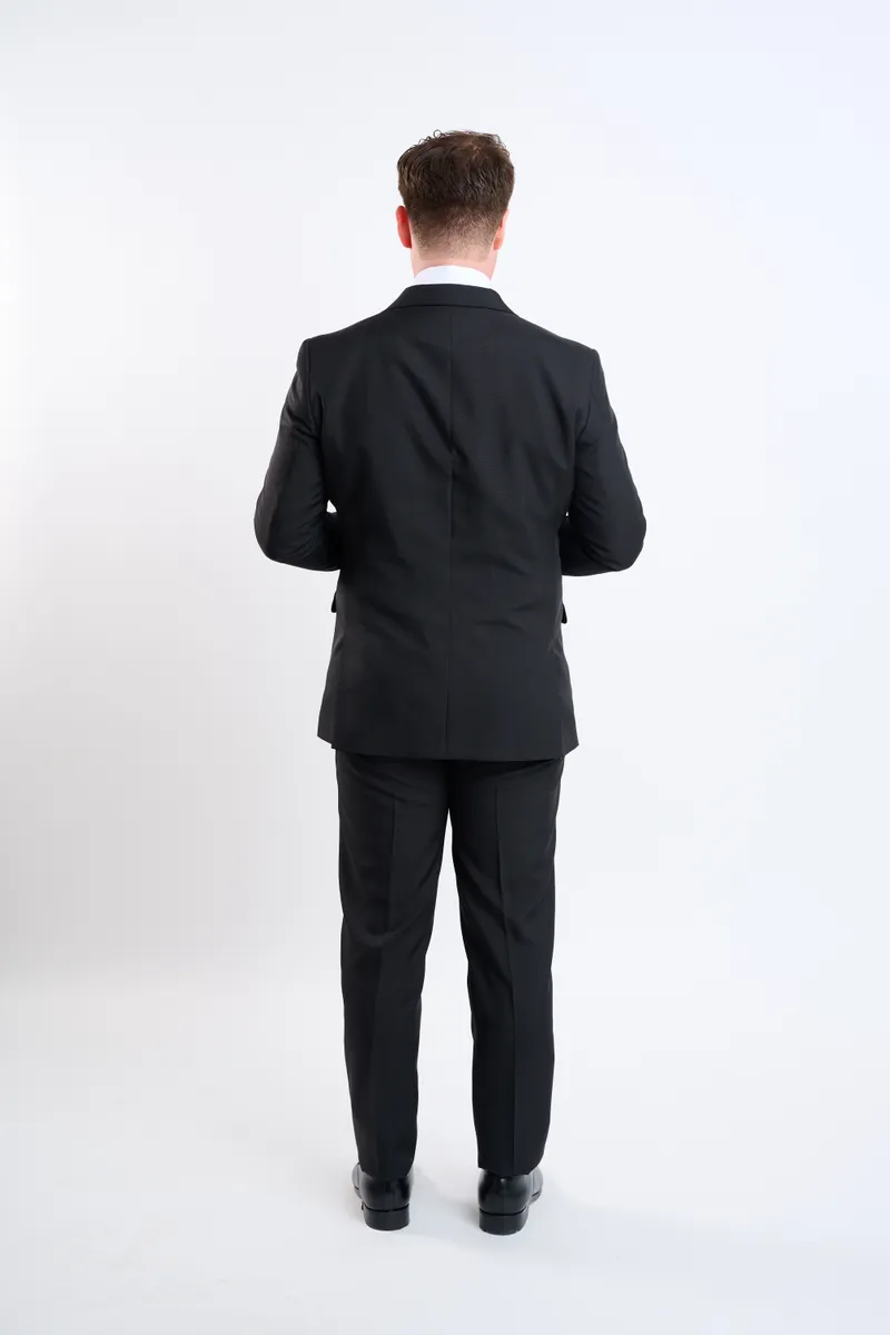 Traje negro básico